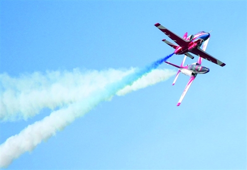空军航空大学“红鹰”飞行表演队进行飞行表演